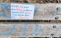 Tolle Idee, Kinder mahnen mit Schildern an B&auml;nken im Gevelsberger Stadtwald